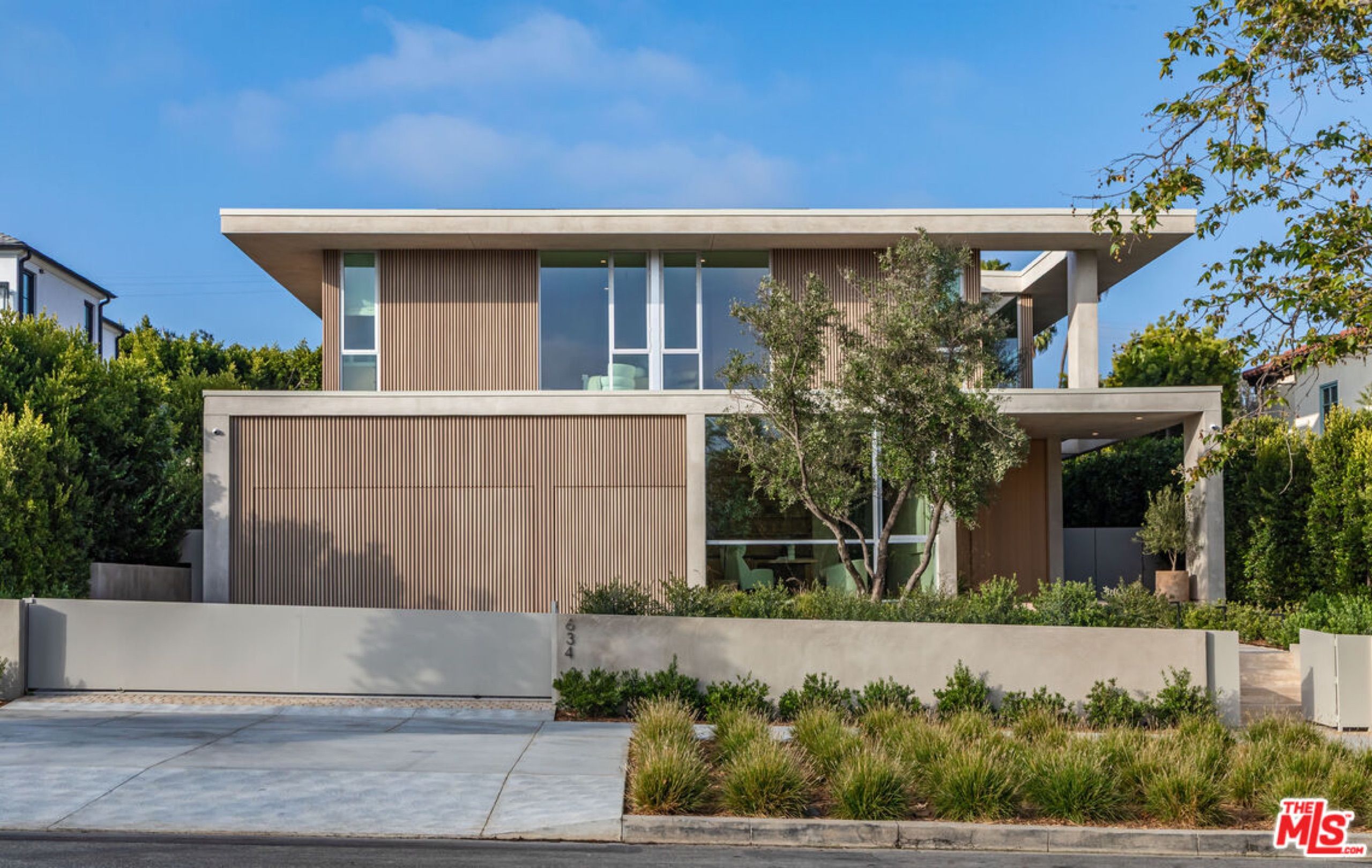 Contemporary facade of 634 Moreno Avenue in Brentwood with oak cladding and landscaped frontage
