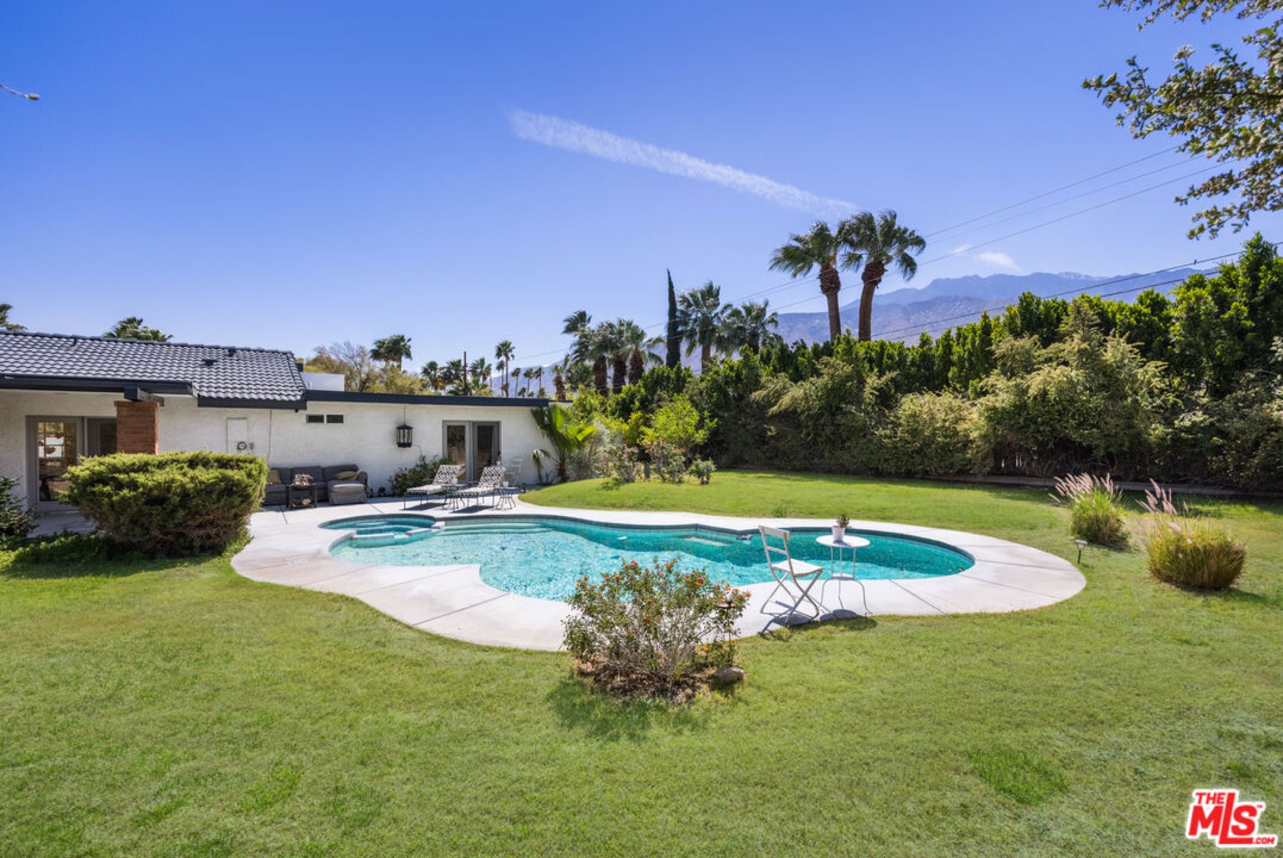 Lawn, pool and mountain view in Vista Norte, Palm Springs