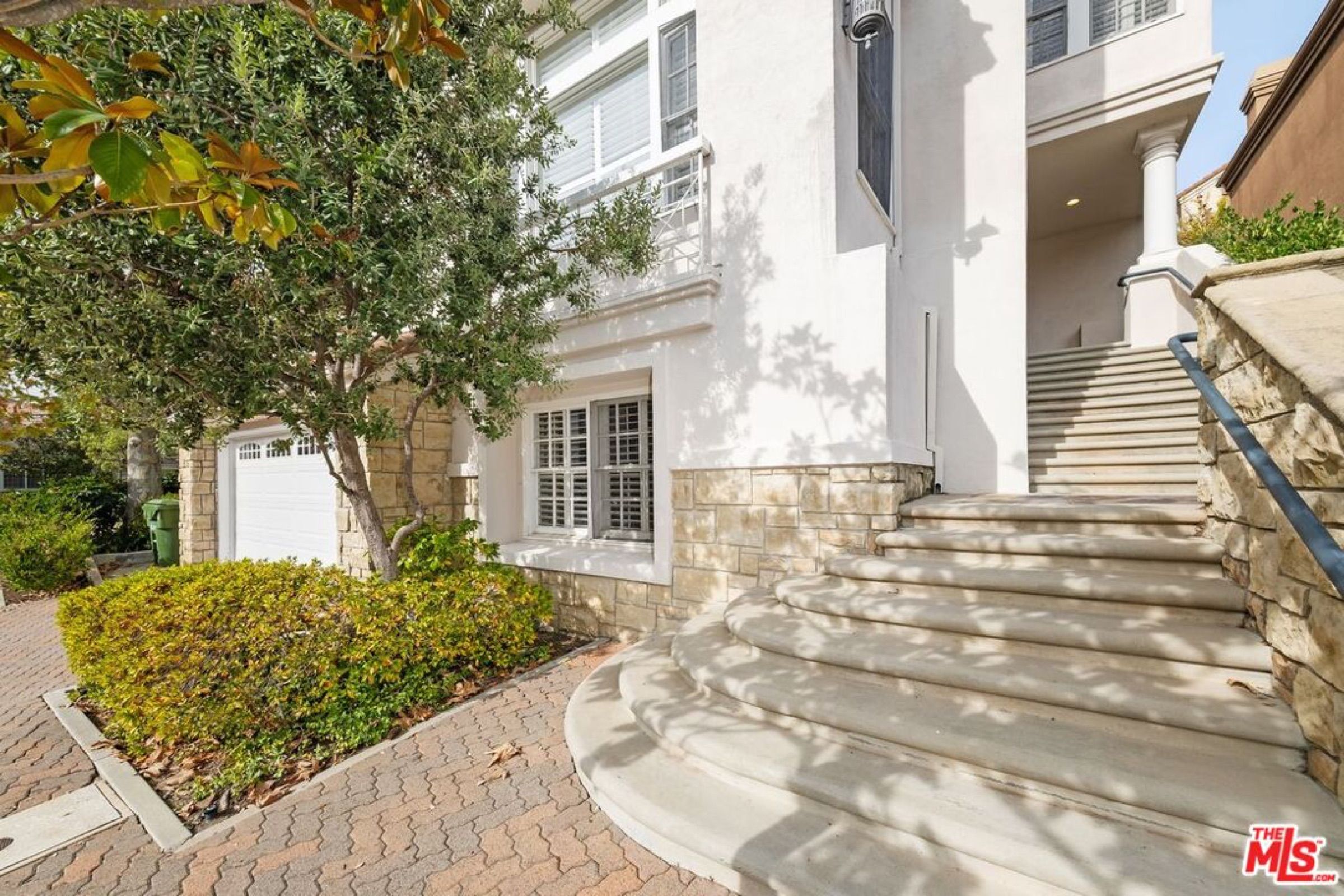 Interior or garden of 11815 Folkstone Ln, Los Angeles, a Carolwood Estates listing