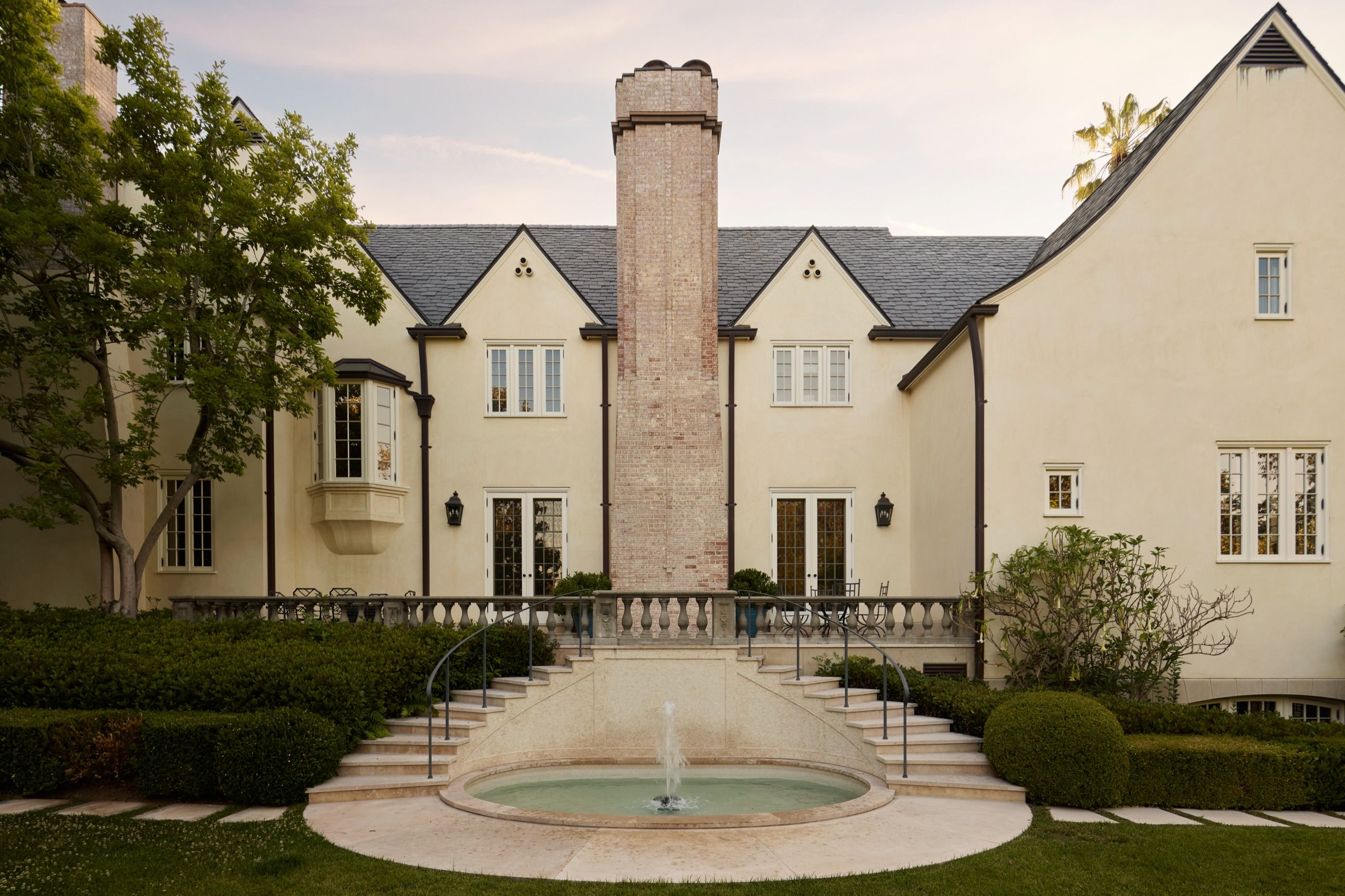 Rear facade with brick chimney, balustrade and fountain